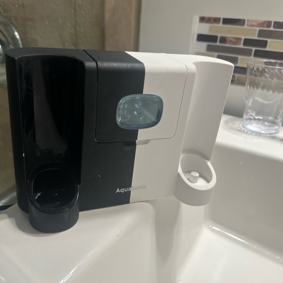 AquaSonic - Ultrasonic UV Sanitizing Toothbrush Set, case, base - Picture 4 of 4